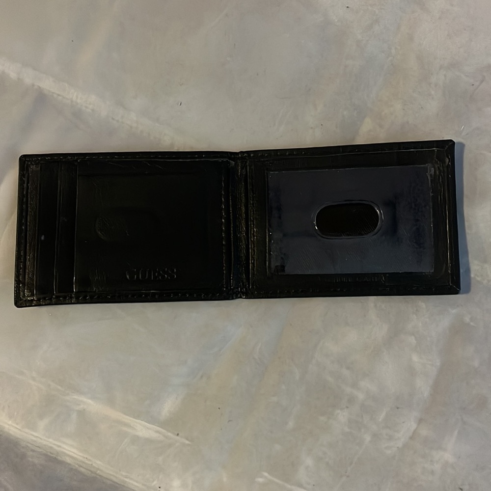 Guess Wallet - Picture 2 of 3